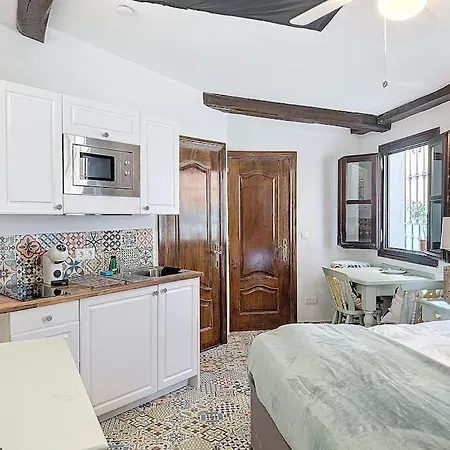 Picasso Studio 2 People Town Apartment *