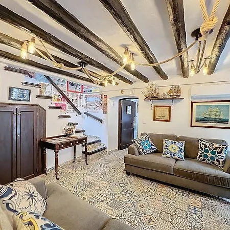 Picasso Studio 2 People Town Apartment *